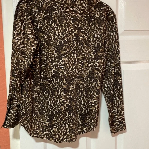 Westbound petite small animal print blouse.   Mint condition. - Picture 5 of 6